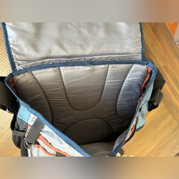 Victorinox messenger bag flap buckles lots of storage laptop book bag like new - Picture 6 of 8